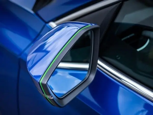 Finální Výprodej Design lišta zpětných zrcátek - zelená Škoda Enyaq 2020 –›