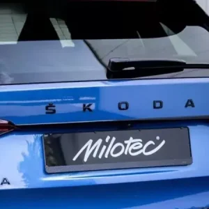 Lišta nad zadní SPZ, černý lesklý "klavírlak", Octavia IV./Octavia IV.RS od r.v. 2019 - Nakupujte Hned