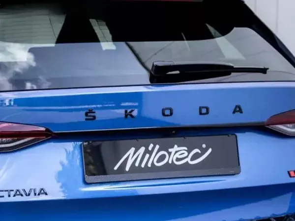 Lišta nad zadní SPZ, černý lesklý "klavírlak", Octavia IV./Octavia IV.RS od r.v. 2019 - Nakupujte Hned