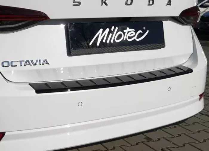Práh pátých dveří s výstupky, černý lesklý "klavírlak", Škoda Octavia IV. Limousine / Limousine RS, Akční Cena
